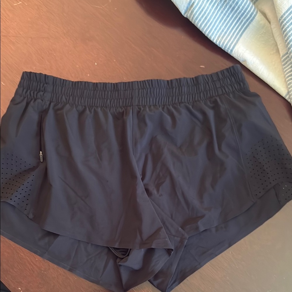 Athleta Hustle 3” shorts — black — size L